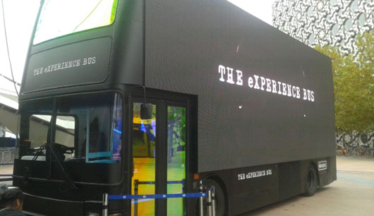 Bild zu: The Experience Bus & VR-Video zu "Song For Someone"