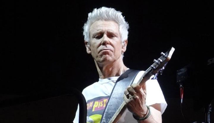 Bild zu: Adam Clayton erhält Stevie Ray Vaughan Award