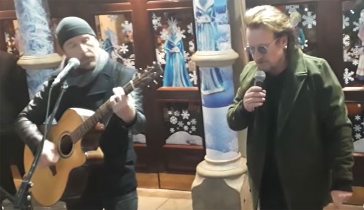 Bild zu: Bono und Edge singen in Dublin für die Obdachlosen