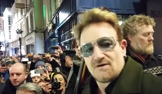 Bild zu: Bono zurück auf der Grafton Street als Straßenmusiker