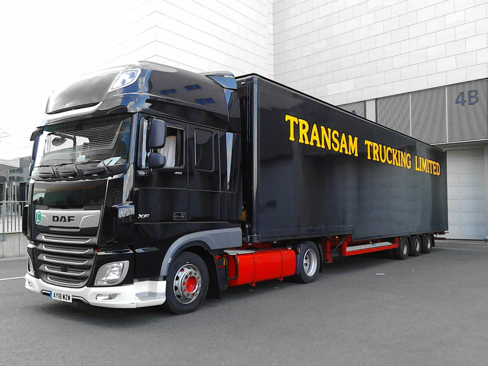 Bild zu: Erste Trucks in Berlin eingetroffen / Bühnenaufbau beginnt in Kürze