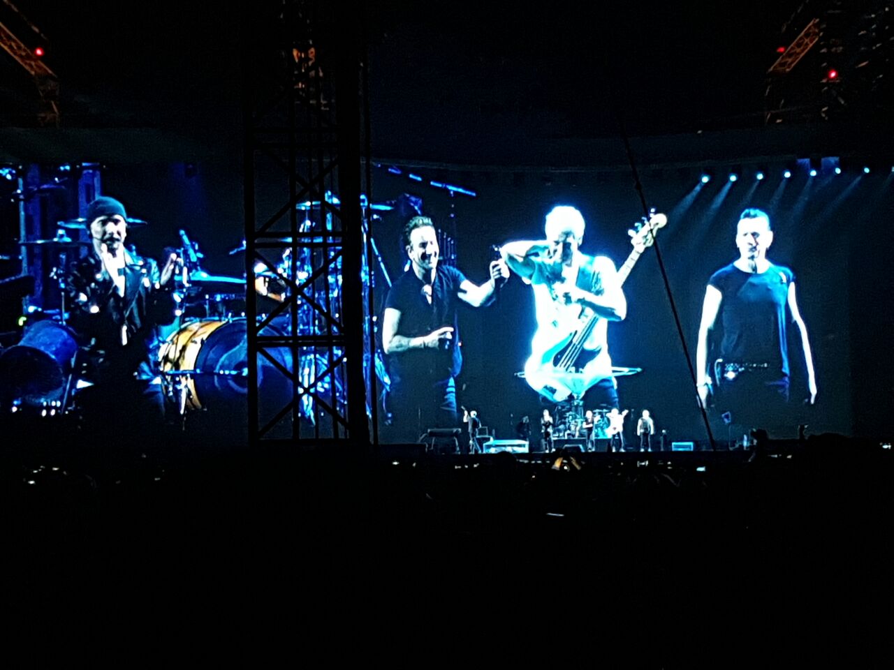 Bild zu: Singin' in the rain - U2 begeistern im Berliner Olympiastadion